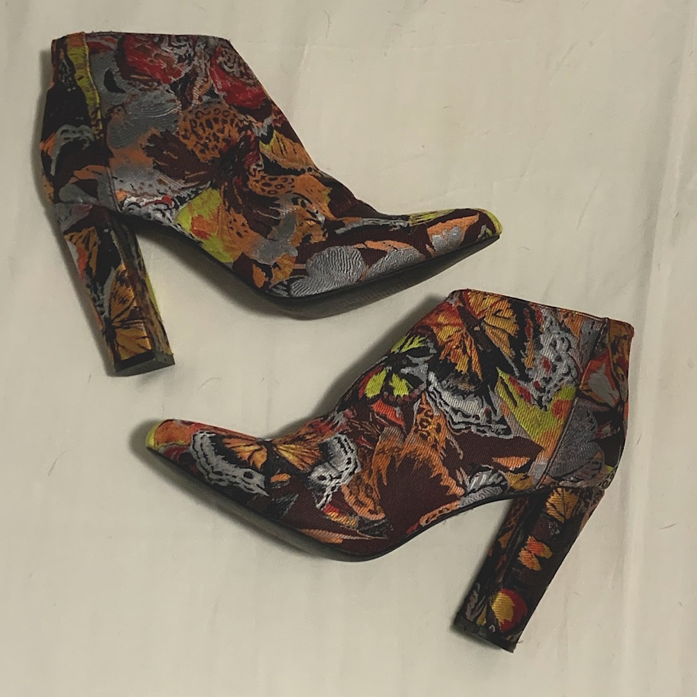 Rare 4” booties with vibrant butterfly fabric — excellent shape!